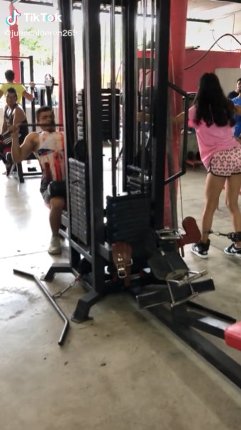 Mujer vende garnachas en un gimnasio y se vuelve viral