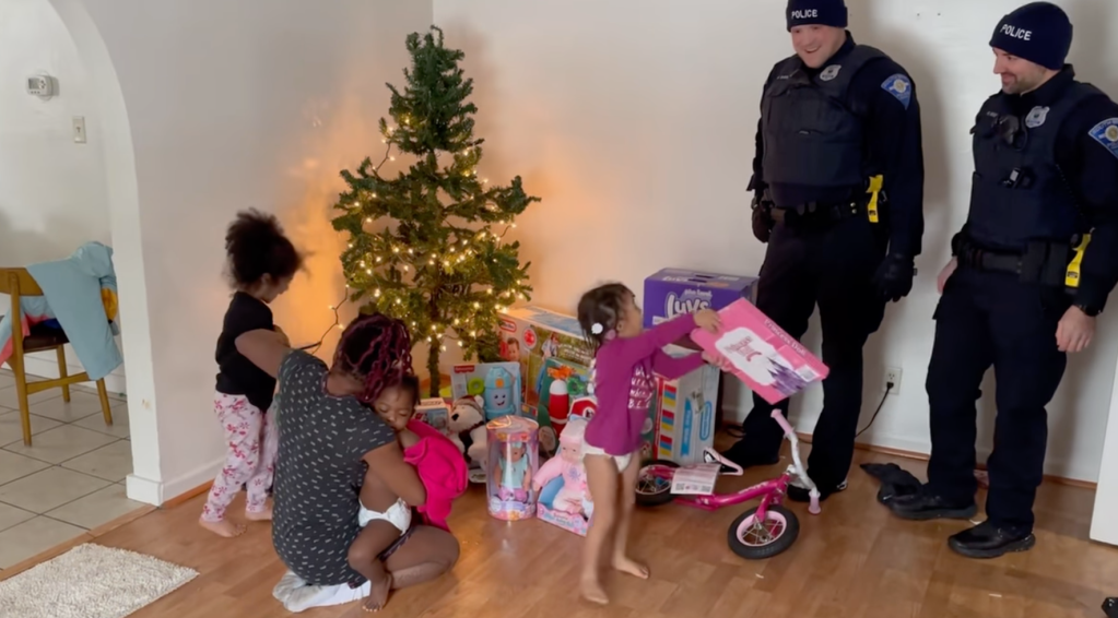 Policías dan regalos a familia que sufrió robo en casa y salvan la Navidad