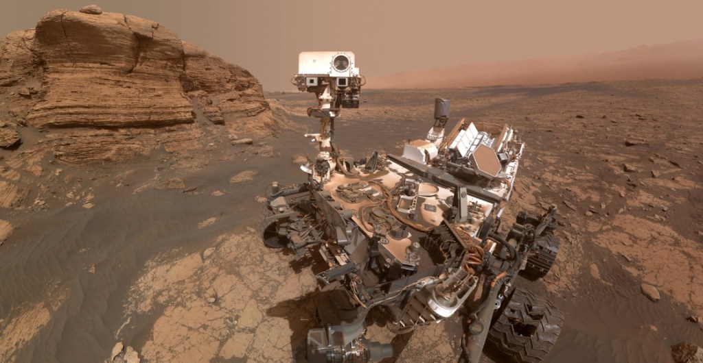 Una foto del rover Perseverance que está en la superficie de Marte.