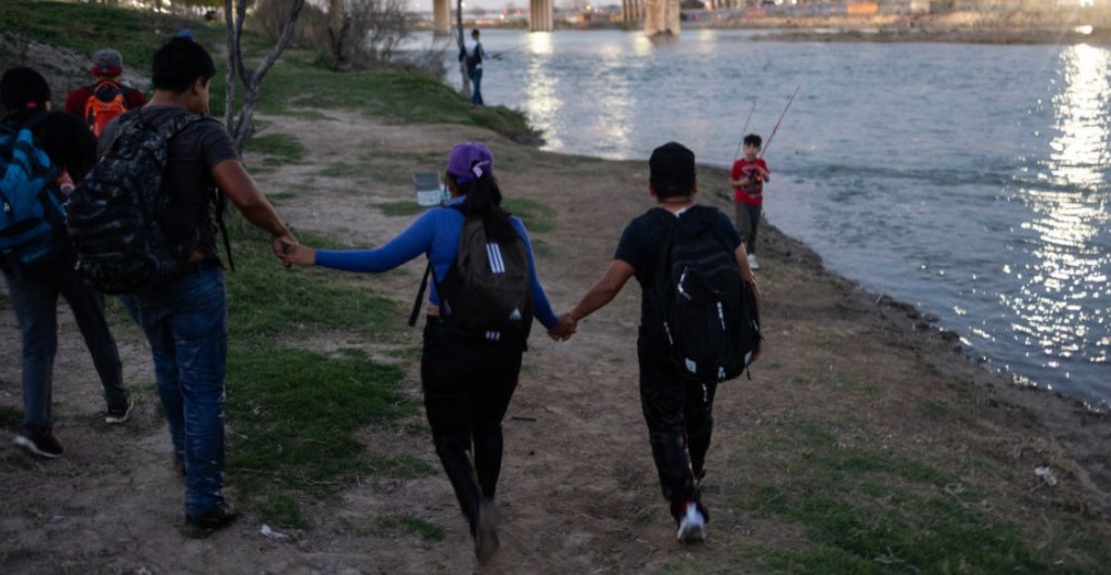 Migrantes que están a punto de cruzar Río Grande para llegar a Estados Unidos.